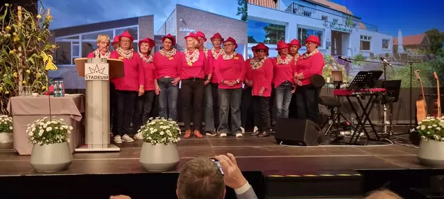 Karin Behrmann (li.) umringt von den fleißigen "Kehdinger Bienen" | Foto: ig