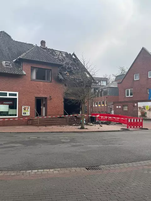 Bei dem Brand wurde ein Gebäude stark beschädigt | Foto: Dario