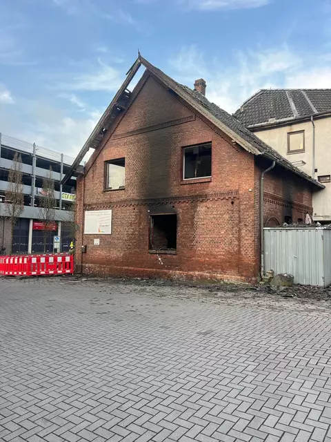 Bei dem Brand wurde ein Gebäude stark beschädigt | Foto: Dario