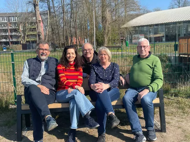 Einige Vorstandsmitglieder des Bürgervereins Altkloster weihten die neue Bank ein: Dietmar Thoden (v.li.), Angelica Rinaldi, Ulf Brümmer, Birgit Radtke-Kraus und Harald Burkhard | Foto: Hannes Kraus
