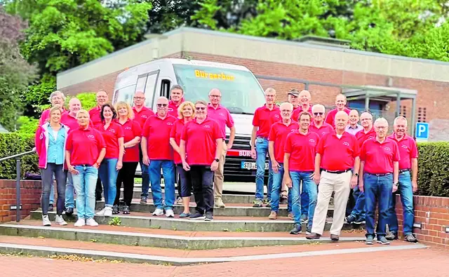 Fahrerinnen und Fahrer sowie der Vorstand des BürgerBus-Vereins Harsefeld  | Foto: BürgerBus