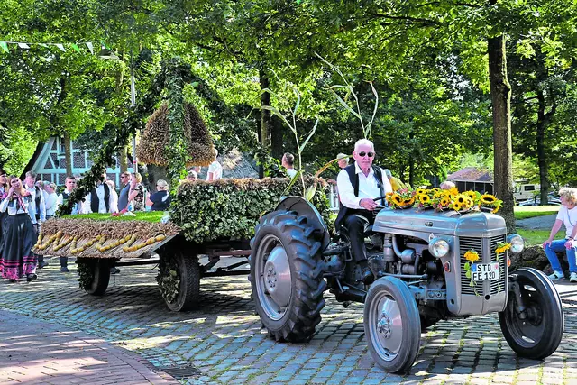 Die Erntekrone wird im Rahmen eines festlichen Umzugs präsentiert | Foto: sc