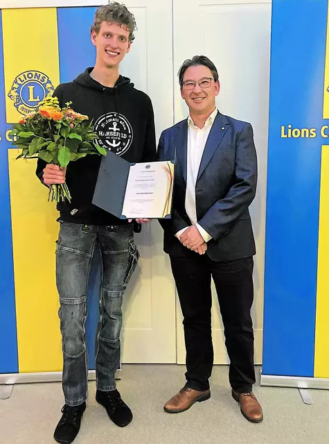 Finn Reinkemeier und Lions-Präsident Dr. Jan Boris Ingerowski | Foto: LC Harsefeld 