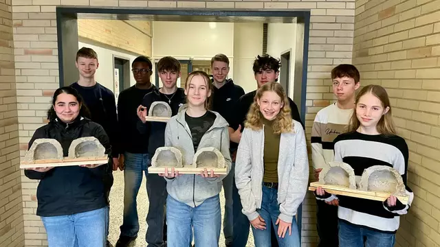 Schüler der Johann-Peter-Eckermann-Realschule haben gemeinsam mit dem NABU-Team Winsen Schwalben-Doppelhäuser als Nisthilfen gebaut | Foto: Andreas Neises