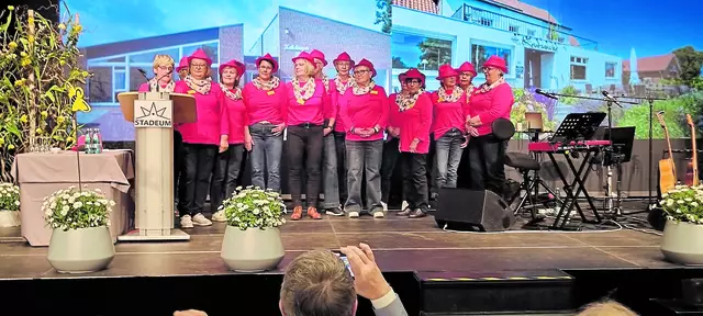 Karin Behrmann (li.) umringt von den fleißigen "Kehdinger Bienen" | Foto: ig