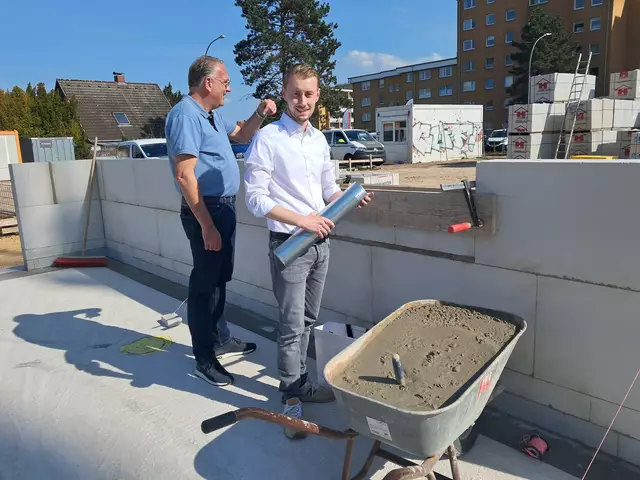 Geschäftsführer Jörg Schröder (li.) und Projektentwickler Jan Louis Laubacher haben die Zeitkapsel gefüllt | Foto: Anika Werner