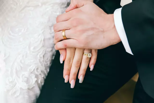 Foto: https://www.pexels.com/photo/couple-wearing-gold-rings-13456842/ 