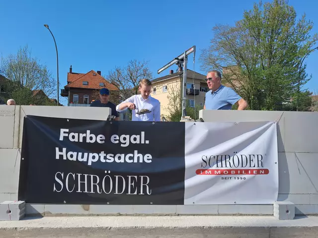 Jan Louis Laubacher darf heute auch mal handwerklich bei seinem Projekt tätig werden | Foto: Anika Werner