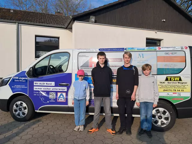 Siri und Joshua Sabadszus (v. li.), Constantin Schuart und Till Wesemann freuen sich über den Mannschaftsbus für ihre Gruppen beim THW | Foto: Anika Werner