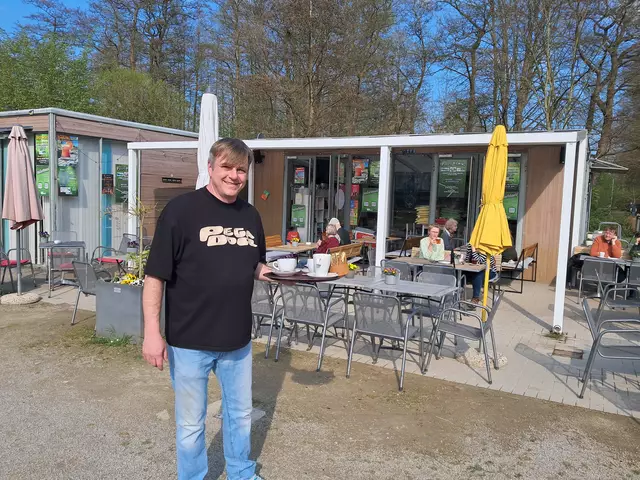 Lars Meyer vom Café CaLu versorgt seine Gäste mit Kaffeespezialitäten und frischem Kuchen | Foto: Anika Werner