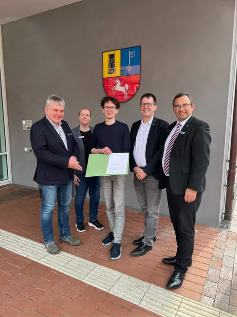 Symbolische Übergabe des Förderbescheides (v. li.): Amtsleiter Kai-Ulrich Baak, Ehrenamtskoordinatorin Anja Buschmann, Kreissportbund-Geschäftsführer Philipp Tramm, Kreissportbund-Vorsitzender Björn Protze und Erster Kreisrat Thorsten Heinze | Foto: Landkreis Stade / Daniel Beneke