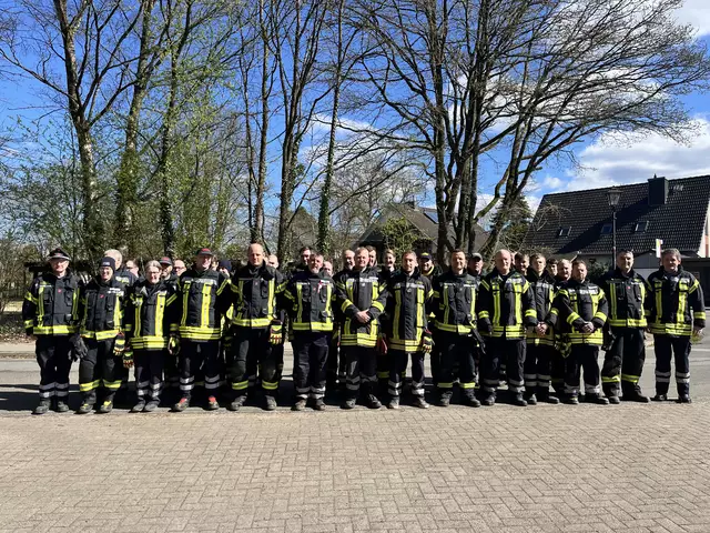 Die Kameraden gratulierten zur Ehrung für 50 Jahre Dienst am Nächsten | Foto: Barkow