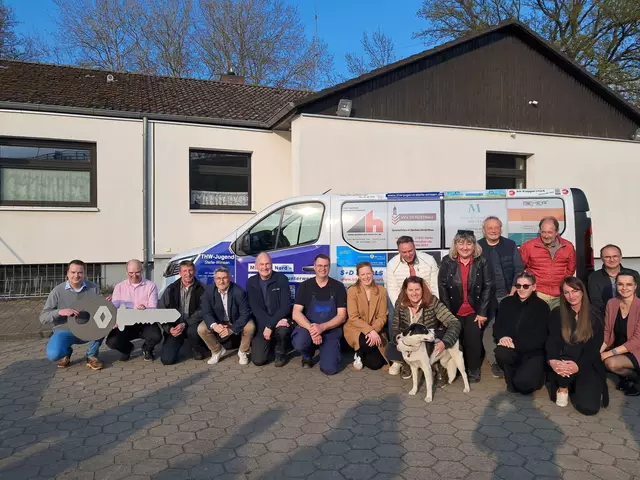 2. Vorsitzender Tobias Moch (v. li.) und Ortsjugendleiter Oliver Schildknecht haben symbolisch den Schlüssel von den vielen Sponsoren entgegengenommen | Foto: Anika Werner
