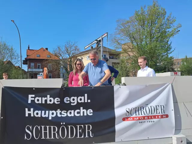 Mit-Eigentümerin Marleen Schröder (li.) hat auch ein paar Kellen aufgetragen | Foto: Anika Werner