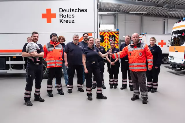 Die DRK-Bereitschaft nahm die Fackel von einem Überbringer aus Walsrode entgegen. | Foto: DRK-Kreisverband Harburg-Land