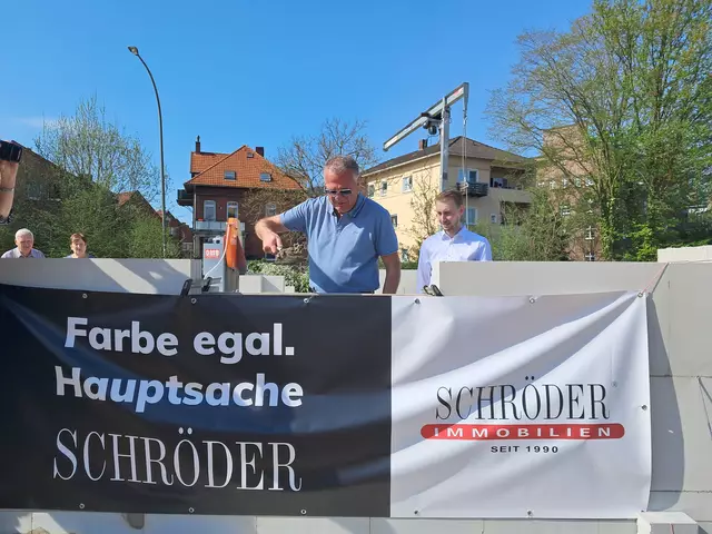 Auch Geschäftsführer Jörg Schröder mauerte die Zeitkapsel mit ein | Foto: Anika Werner