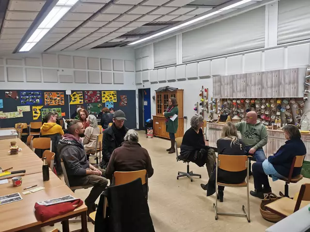 Die Gespräche finden in kleinen Gruppen statt – hier geht es um Dorfgemeinschaft  | Foto: Josef Merk