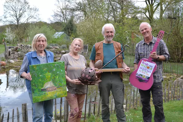 Einige der Künstler (v. li.): Rose Marie Goetze mit einem Bild des Schafstalls in Riepshof, Nuray Pawlovic mit einer Rose, Karsten Müller mit dem Holz-/Metall-Kunstwerk "Never give up" und Finn-Olaf Walter, der Musik macht | Foto: bim. 
