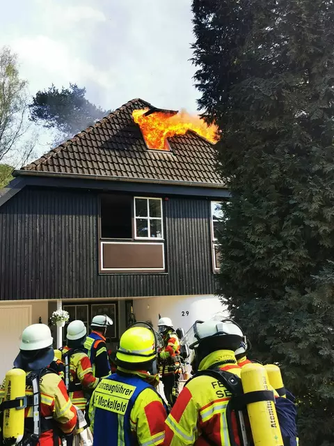Dieser Dachstuhlbrand in Maschen verursachte am Mittwochnachmittag einen Großeinsatz von sieben Feuerwehren der Gemeinde Seevetal. Über Stunden waren die Kräfte im Einsatz, um das Feuer zu löschen | Foto: Freiwillige Feuerwehr Maschen