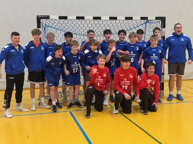 Das Team der HG Winsen mit (hintere Reihe v. li.): Marian Plitzko, Finn Rödder (beide Trainer), Hendrik Meyer; Duc Anh Nguyen Le, Julius Kaiser, Finn Feddrau, Ben Dähling, Noah Nebling, Felix Radke, Jannick Obernosterer (Trainer). Mitte (v. li.): Tammo Kleinschmidt, Fiete Raschke, Malte Boysen, Till Kahlsdorf, Till Hinrichs, Nick Wegwerth. Vorne (v. li.): Linus Fründt, Niklas Barkmann und Elias Mannshardt | Foto: Michael Kaiser-Grohs