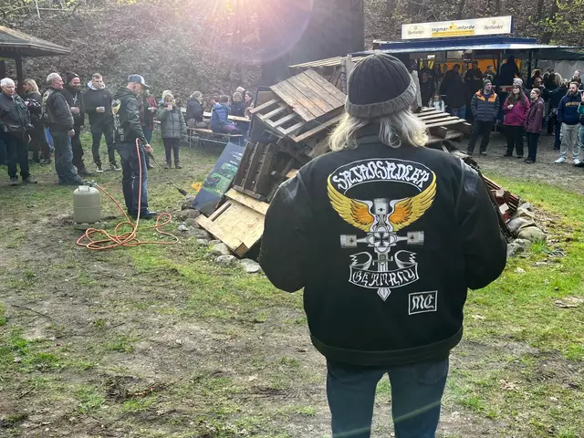 Die Satansadler entzünden das Feuer. | Foto: Sandra Polenz
