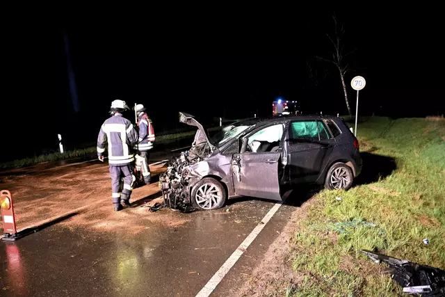 Der Golf wurde bei dem Unfall zwischen Salzhausen und Luhmühlen schwer beschädigt | Foto: Mathias Wille