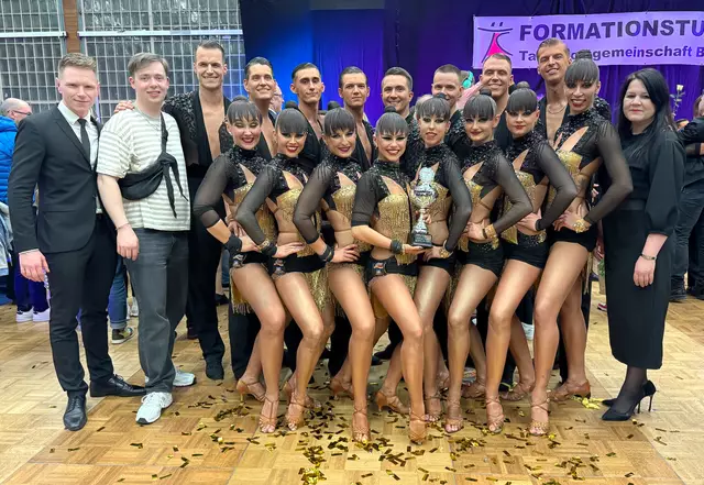 Das Buchholzer A-Team mit ihrem Trainer-Duo Franziska Becker (re.) und Christopher Voigt (li.) | Foto: BW Buchholz