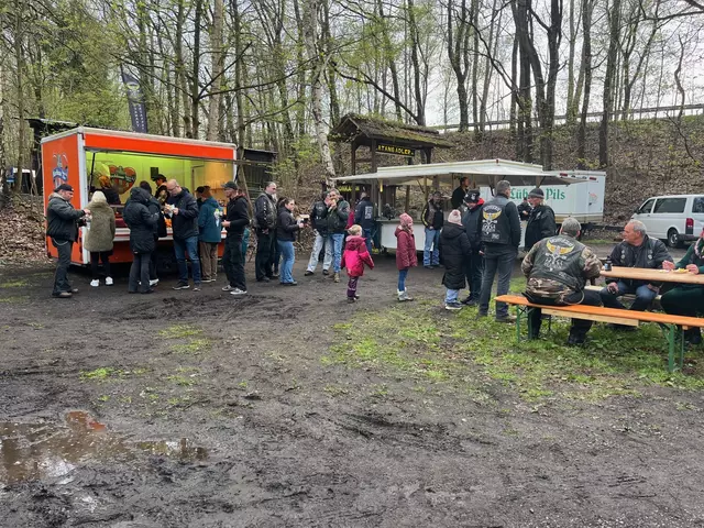 Vor dem Feuer wird sich noch gestärkt. | Foto: Sandra Polenz