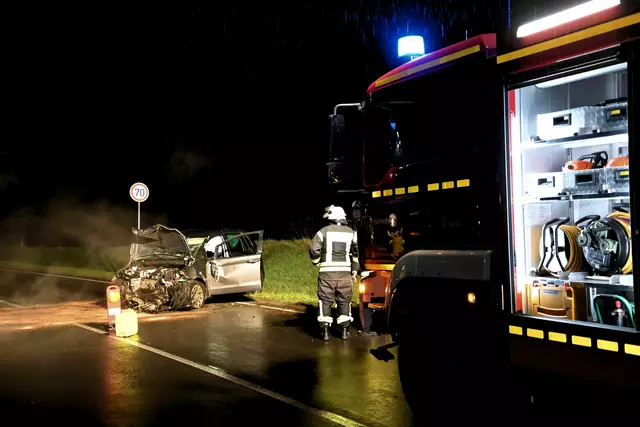 Am Unfallort streute die Feuerwehr ausgelaufene Betriebsstoffe mit Bindemitteln ab | Foto: Mathias Wille