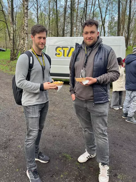 Simon Elmers und Carl-Philipp Pien stärken sich vor dem langen Abend am Ausschank | Foto: Sandra Polenz