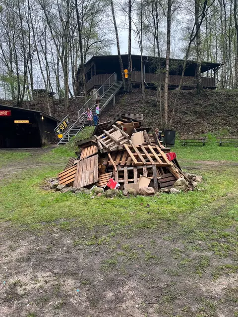 Das Osterfeuer vor dem Vereinsheim der Satansadler. | Foto: Sandra Polenz