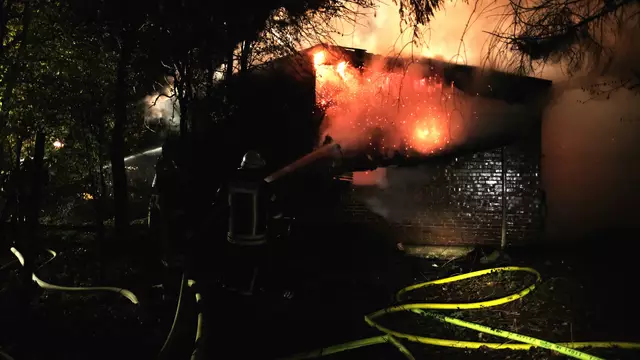 Einsatzkräfte der Feuerwehren bei der Brandbekämpfung an der Seite und Front des Hauses | Foto: Rolf Hillyer-Funke/Feuerwehren SG Oldendorf-Himmelpforten