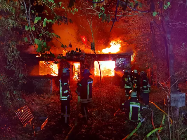 Beginn der Löscharbeiten am brennenden Haus in Kuhla | Foto: Harald Rathmann/Feuerwehr Oldendorf