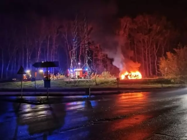 In Thieshope brannte ein Wohnmobil | Foto: Freiwillige Feuerwehr Samtgemeinde Hanstedt