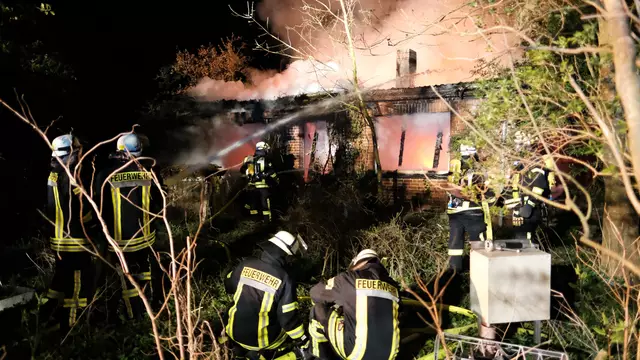 Einsatzkräfte der Feuerwehren bei der Brandbekämpfung an der Seite und Front des Hauses | Foto: Rolf Hillyer-Funke/Feuerwehren SG Oldendorf-Himmelpforten