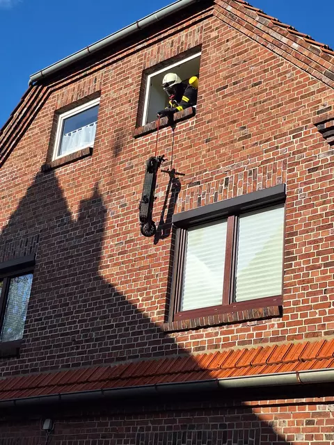 Der E-Scooter wird aus der Wohnung transportiert | Foto: FFW Samtgemeinde Fredenbeck