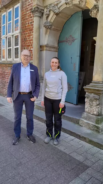 Luzie Ebert wurde von Bürgermeister Sönke Hartlef im Stader Rathaus begrüßt | Foto: Hansestadt Stade