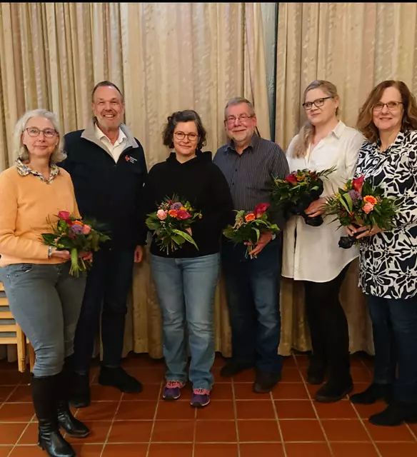 (V.l.) Kerstin Höfig (2. Stv. Vorsitzende), Thomas Grambow (Geschäftsführer DRK-Kreisverband Harburg-Land e.V.), Christine Glawe (Schriftführerin), Christian Kläke (Schatzmeister), Nicole Rogowski (1. Stv. Vorsitzende), Birgit Eckhoff (1. Vorsitzende) | Foto: DRK-Kreisverband Harburg-Land