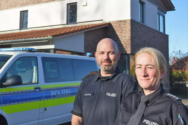 Polizeioberrat Sebastian Pölking mit Polizeihauptkommissarin Waltraud Guse vor der Polizeistation Salzhausen | Foto: Polizei