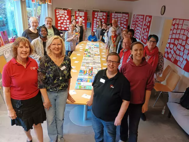 Bei den Aktionswochen: Susanne Brüggemann (li.) und Nele Hobst (re. beide DRK Winsen) sowie Elisabeth Meinhold-Engbers (2. v. li.) und Claudia Prössel (beide AWO-Kreisverband) mit einigen Teilnehmern | Foto: Norbert Rath / AWO-Ortsverein Winsen