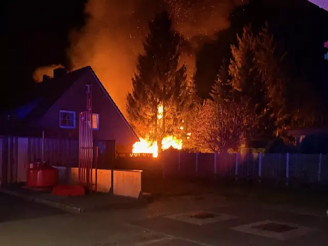 Beim Eintreffen der Feuerwehr drohte der Brand auf das Wohnhaus überzugreifen | Foto: Freiwillige Feuerwehr Samtgemeinde Hanstedt