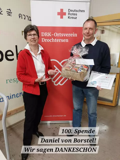 Daniel von Borstel erhielt für seine 100. Blutspende einen Präsentkorb von Christel Beckmann