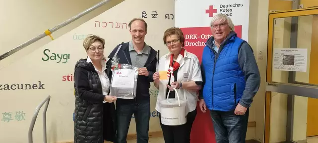 Dirk Ludewig (v. re.), Annegret Bösch und Christel Beckmann (li., DRK) überreichen den Gewinn an Karsten Sanders | Foto: DRK