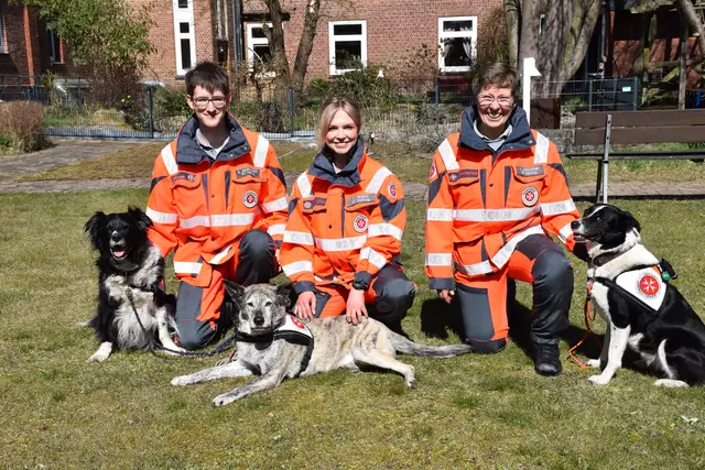 Freuen sich über die erneut bestandene Prüfung: Alexander Borchert (v. li.) mit Amy, Franziska Triebe mit Tygra sowie Staffelleitung Anja Lütchens mit Jule | Foto: Johanniter