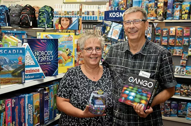 Birgit und Bruno Toll vom Fachgeschäft "SPIELWAREN TOLL" in Meckelfeld sind Experten rund um attraktive Spiele für Jung und Alt | Foto: Axel-Holger Haase