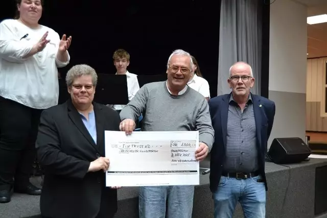 Frank Wassermann (v. re.) und Thomas Rosteck übergeben den Spendenscheck an Carmen Fick | Foto: Verein