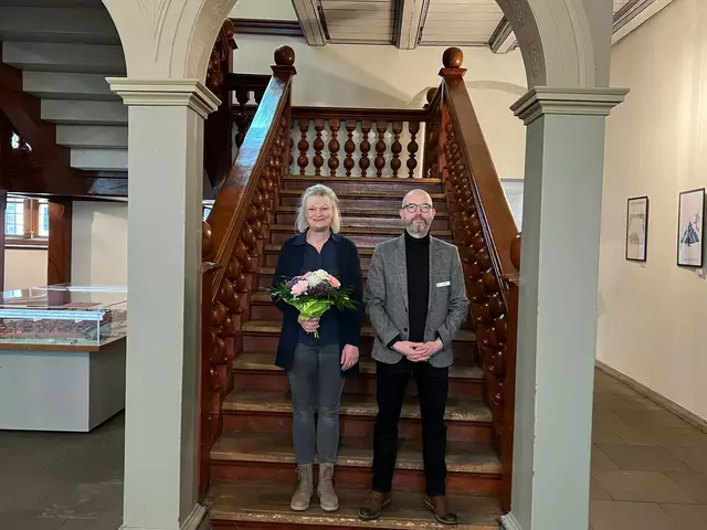Dienstjubilarin Britta Sengstock gemeinsam mit Erstem Stadtrat Lars Kolk

  | Foto: Hansestadt Stade