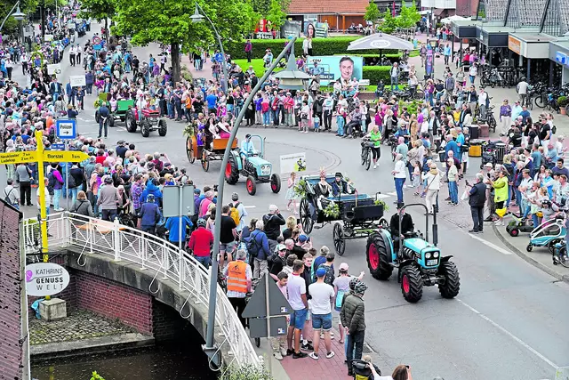 Die frisch gekrönte Blütenkönigin wird ihrem Volk mit einem Umzug vorgestellt  | Foto: pixels-best Imke Lohmann