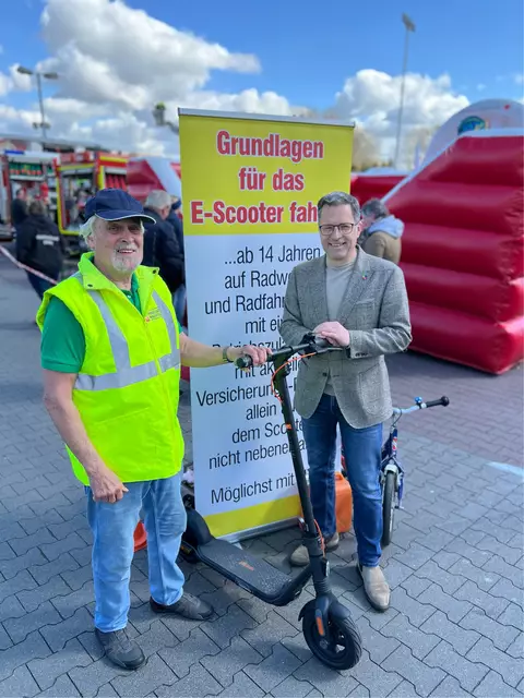 Verkehrswacht-Geschäftsführer Peter Stötzner (li.) und Landrat Kai Seefried mit einem neuen E-Scooter, der bei den Schulprojekten zum Einsatz kommt | Foto: Landkreis Stade / Daniel Beneke