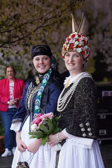 Die scheidende Majestät Linn Schuback (Foto li.) aus Mittelnkirchen mit ihrer Vorgängerin Anna-Sophie Sietas  | Foto: pixels-best Imke Lohmann